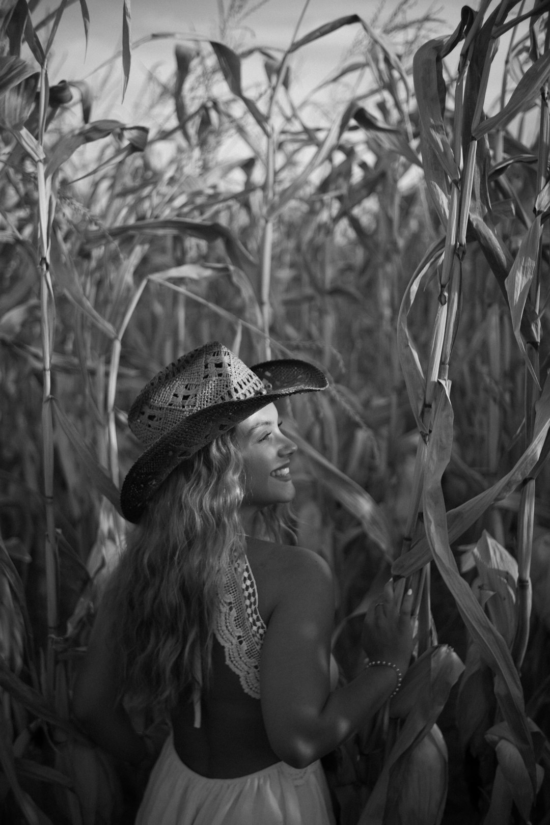 a-woman-wearing-a-hat-vfyqoirx78s